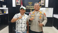 Foto Kapolres Way Kanan AKBP Didik Kurnianto, S.I.K. bersama
Wakil Pimpinan Redaksi Media Tikampost, Hendri Darmawan, saat melakukan kunjungan silaturahmi dan diskusi di Polres Way Kanan