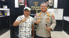 Foto Kapolres Way Kanan AKBP Didik Kurnianto, S.I.K. bersama
Wakil Pimpinan Redaksi Media Tikampost, Hendri Darmawan, saat melakukan kunjungan silaturahmi dan diskusi di Polres Way Kanan