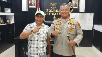 Foto Kapolres Way Kanan AKBP Didik Kurnianto, S.I.K. bersama
Wakil Pimpinan Redaksi Media Tikampost, Hendri Darmawan, saat melakukan kunjungan silaturahmi dan diskusi di Polres Way Kanan