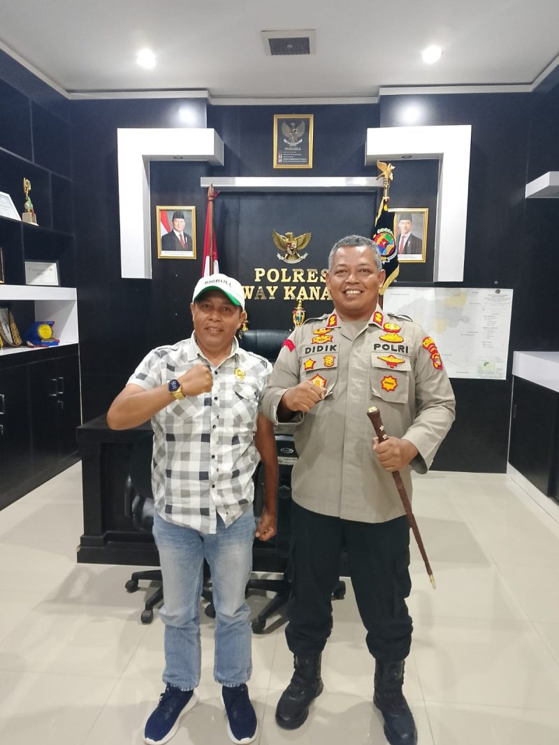 Foto Kapolres Way Kanan AKBP Didik Kurnianto, S.I.K. bersama
Wakil Pimpinan Redaksi Media Tikampost, Hendri Darmawan, saat melakukan kunjungan silaturahmi dan diskusi di Polres Way Kanan