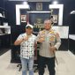 Foto Kapolres Way Kanan AKBP Didik Kurnianto, S.I.K. bersama
Wakil Pimpinan Redaksi Media Tikampost, Hendri Darmawan, saat melakukan kunjungan silaturahmi dan diskusi di Polres Way Kanan