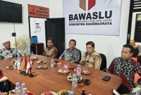 Bawaslu Kabupaten Dharmasraya resmi menjalin kerja sama strategis dengan Musyawarah Kerja Kepala Sekolah (MKKS) serta kepala sekolah SMA dan SMK se-Kabupaten Dharmasraya.