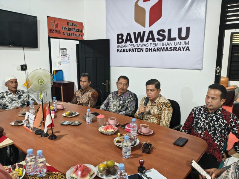 Bawaslu Kabupaten Dharmasraya resmi menjalin kerja sama strategis dengan Musyawarah Kerja Kepala Sekolah (MKKS) serta kepala sekolah SMA dan SMK se-Kabupaten Dharmasraya.
