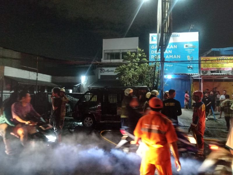 Mobil angkutan kota terbakar di Kapuk Raya saat memindahkan bensin dari tangki ke drigen 