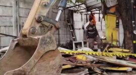 Foto Aktivitas Ekskavator sedang mebongkar Bangunan Liar di Pakuwon, Cengkareng Timur 