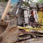 Foto Aktivitas Ekskavator sedang mebongkar Bangunan Liar di Pakuwon, Cengkareng Timur 