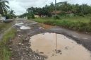 Kondisi salah satu ruas jalan di Kabupaten Way Kanan yang mengalami kerusakan dan genangan air. Warga berharap perbaikan infrastruktur dapat berjalan seiring dengan capaian tata kelola keuangan daerah yang kembali meraih opini WTP dari BPK.