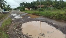 Kondisi salah satu ruas jalan di Kabupaten Way Kanan yang mengalami kerusakan dan genangan air. Warga berharap perbaikan infrastruktur dapat berjalan seiring dengan capaian tata kelola keuangan daerah yang kembali meraih opini WTP dari BPK.