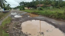 Kondisi salah satu ruas jalan di Kabupaten Way Kanan yang mengalami kerusakan dan genangan air. Warga berharap perbaikan infrastruktur dapat berjalan seiring dengan capaian tata kelola keuangan daerah yang kembali meraih opini WTP dari BPK.
