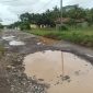 Kondisi salah satu ruas jalan di Kabupaten Way Kanan yang mengalami kerusakan dan genangan air. Warga berharap perbaikan infrastruktur dapat berjalan seiring dengan capaian tata kelola keuangan daerah yang kembali meraih opini WTP dari BPK.