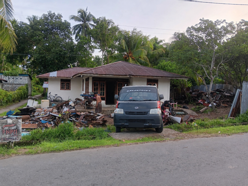 Lokasi usaha penampungan besi rongsokan di Kelurahan Mahena, Kabupaten Kepulauan Sangihe, yang dikeluhkan sejumlah warga karena dinilai mengganggu kenyamanan lingkungan (Foto tikampost.id)
