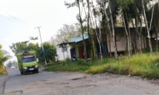 Jalan di Kampung Bandar Sari Rusak Parah, Diduga Dampak Aktivitas Truk Pengangkut Batu Gunung