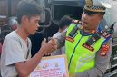 Polres Way Kanan, Polda Lampung, menggelar bakti sosial dengan menyalurkan 135 paket sembako kepada para pekerja sektor transportasi