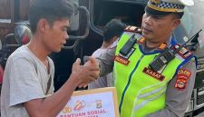 Polres Way Kanan, Polda Lampung, menggelar bakti sosial dengan menyalurkan 135 paket sembako kepada para pekerja sektor transportasi