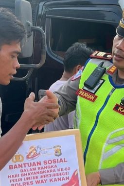 Sambut Hari Bhayangkara ke-80, Satlantas Polres Way Kanan Salurkan 135 Paket Sembako untuk Pekerja Transportasi