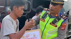 Polres Way Kanan, Polda Lampung, menggelar bakti sosial dengan menyalurkan 135 paket sembako kepada para pekerja sektor transportasi
