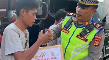 Polres Way Kanan, Polda Lampung, menggelar bakti sosial dengan menyalurkan 135 paket sembako kepada para pekerja sektor transportasi
