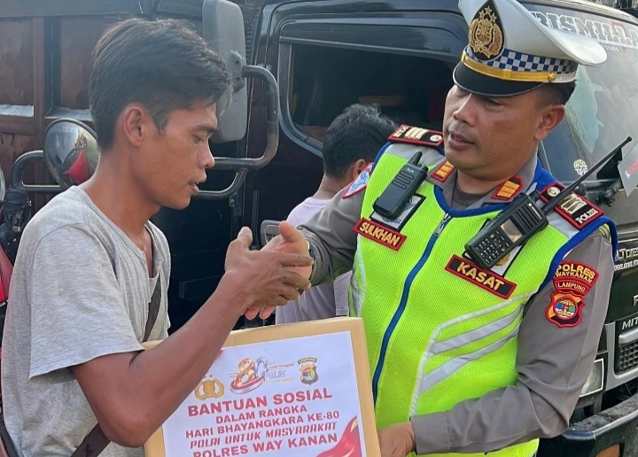 Polres Way Kanan, Polda Lampung, menggelar bakti sosial dengan menyalurkan 135 paket sembako kepada para pekerja sektor transportasi