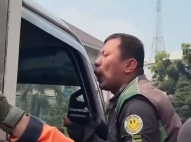 Driver Ojol Histeris sepeda motornya diangkut Dishub 