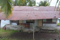 Bangunan Puskesmas Pembantu (Pustu) Mahena di Kelurahan Mahena, Kabupaten Kepulauan Sangihe, tampak rusak dan tidak lagi difungsikan sejak 2018. Warga berharap pemerintah daerah segera melakukan rehabilitasi agar pelayanan kesehatan dasar kembali tersedia bagi masyarakat.