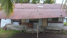 Bangunan Puskesmas Pembantu (Pustu) Mahena di Kelurahan Mahena, Kabupaten Kepulauan Sangihe, tampak rusak dan tidak lagi difungsikan sejak 2018. Warga berharap pemerintah daerah segera melakukan rehabilitasi agar pelayanan kesehatan dasar kembali tersedia bagi masyarakat.