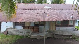 Bangunan Puskesmas Pembantu (Pustu) Mahena di Kelurahan Mahena, Kabupaten Kepulauan Sangihe, tampak rusak dan tidak lagi difungsikan sejak 2018. Warga berharap pemerintah daerah segera melakukan rehabilitasi agar pelayanan kesehatan dasar kembali tersedia bagi masyarakat.