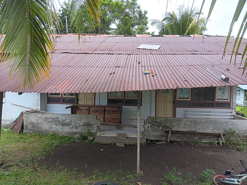 Bangunan Puskesmas Pembantu (Pustu) Mahena di Kelurahan Mahena, Kabupaten Kepulauan Sangihe, tampak rusak dan tidak lagi difungsikan sejak 2018. Warga berharap pemerintah daerah segera melakukan rehabilitasi agar pelayanan kesehatan dasar kembali tersedia bagi masyarakat.