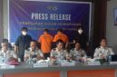 Petugas Kantor Imigrasi Kelas II TPI Tahuna saat menggelar konferensi pers terkait pengamanan dua warga negara asing (WNA) asal China. Kedua WNA tersebut saat ini masih menjalani proses pemeriksaan dan pendalaman oleh Tim Intelijen dan Penindakan Keimigrasian (Inteldakim).