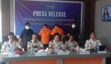 Petugas Kantor Imigrasi Kelas II TPI Tahuna saat menggelar konferensi pers terkait pengamanan dua warga negara asing (WNA) asal China. Kedua WNA tersebut saat ini masih menjalani proses pemeriksaan dan pendalaman oleh Tim Intelijen dan Penindakan Keimigrasian (Inteldakim).