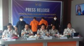 Petugas Kantor Imigrasi Kelas II TPI Tahuna saat menggelar konferensi pers terkait pengamanan dua warga negara asing (WNA) asal China. Kedua WNA tersebut saat ini masih menjalani proses pemeriksaan dan pendalaman oleh Tim Intelijen dan Penindakan Keimigrasian (Inteldakim).