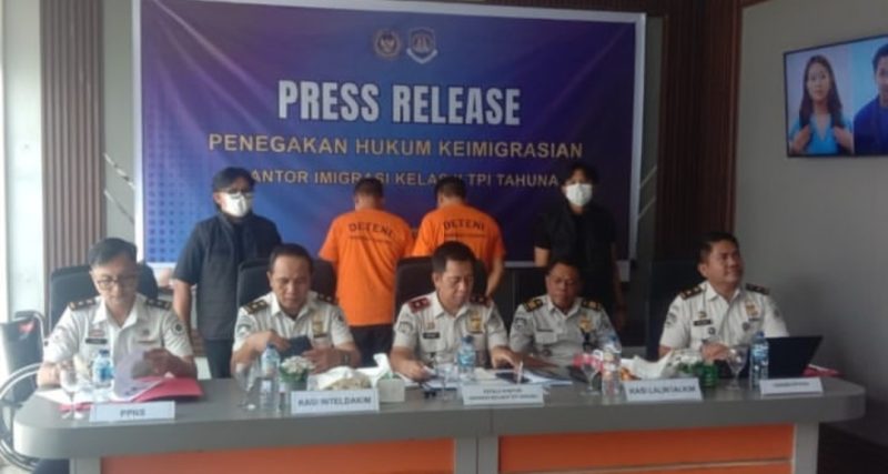 Petugas Kantor Imigrasi Kelas II TPI Tahuna saat menggelar konferensi pers terkait pengamanan dua warga negara asing (WNA) asal China. Kedua WNA tersebut saat ini masih menjalani proses pemeriksaan dan pendalaman oleh Tim Intelijen dan Penindakan Keimigrasian (Inteldakim).