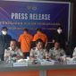 Petugas Kantor Imigrasi Kelas II TPI Tahuna saat menggelar konferensi pers terkait pengamanan dua warga negara asing (WNA) asal China. Kedua WNA tersebut saat ini masih menjalani proses pemeriksaan dan pendalaman oleh Tim Intelijen dan Penindakan Keimigrasian (Inteldakim).
