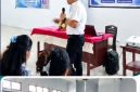 Kepala Dinkesda Kabupaten Kepulauan Sangihe, dr. Handry Pasandaran, ME, memberikan materi saat Pelatihan Kader Program SANTER-TB di Tahuna. Program ini menjadi salah satu strategi percepatan eliminasi Tuberkulosis (TBC) di Sangihe menuju target nasional tahun 2030. (Foto: Istimewa)