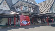 Tampak kondisi Kantor Bupati Kapuas di Kuala Kapuas. Sejumlah warga menilai bangunan yang telah berusia lebih dari 30 tahun tersebut perlu mendapat perhatian serius melalui renovasi menyeluruh karena sejumlah bagian gedung dilaporkan mengalami kerusakan akibat faktor usia. (Foto: TikamPost.id)