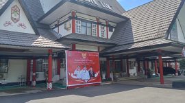 Tampak kondisi Kantor Bupati Kapuas di Kuala Kapuas. Sejumlah warga menilai bangunan yang telah berusia lebih dari 30 tahun tersebut perlu mendapat perhatian serius melalui renovasi menyeluruh karena sejumlah bagian gedung dilaporkan mengalami kerusakan akibat faktor usia. (Foto: TikamPost.id)