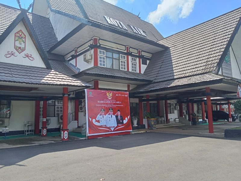 Tampak kondisi Kantor Bupati Kapuas di Kuala Kapuas. Sejumlah warga menilai bangunan yang telah berusia lebih dari 30 tahun tersebut perlu mendapat perhatian serius melalui renovasi menyeluruh karena sejumlah bagian gedung dilaporkan mengalami kerusakan akibat faktor usia. (Foto: TikamPost.id)