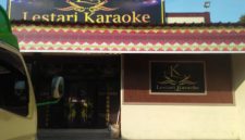 Tim Tikampost.id saat mendatangi Karaoke Lestari di Kecamatan Way Tuba untuk melakukan konfirmasi terkait tuntutan warga yang meminta penertiban dan penutupan sejumlah tempat hiburan malam. Hingga berita ini diterbitkan, pihak pengelola belum memberikan keterangan resmi.