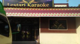 Tim Tikampost.id saat mendatangi Karaoke Lestari di Kecamatan Way Tuba untuk melakukan konfirmasi terkait tuntutan warga yang meminta penertiban dan penutupan sejumlah tempat hiburan malam. Hingga berita ini diterbitkan, pihak pengelola belum memberikan keterangan resmi.