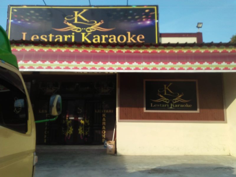 Tim Tikampost.id saat mendatangi Karaoke Lestari di Kecamatan Way Tuba untuk melakukan konfirmasi terkait tuntutan warga yang meminta penertiban dan penutupan sejumlah tempat hiburan malam. Hingga berita ini diterbitkan, pihak pengelola belum memberikan keterangan resmi.