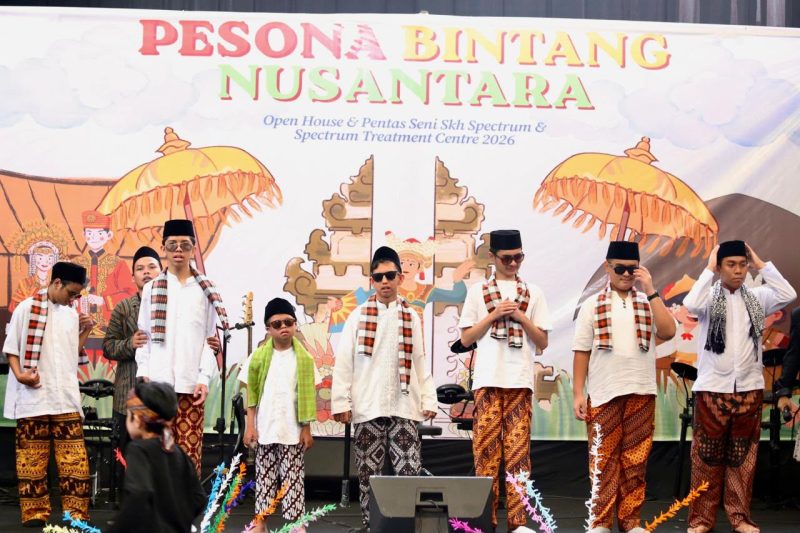 Siswa Sekolah Khusus Spectrum Bintaro menampilkan pertunjukan budaya Nusantara dalam acara Open House dan Pentas Seni 