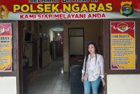 Winda Binti Rohman usai membuat laporan pengaduan di Polsek Ngaras, Kabupaten Pesisir Barat, Jumat (5/6/2026). Laporan tersebut terkait dugaan penggelapan satu unit telepon genggam yang kini sedang dalam penanganan pihak kepolisian.