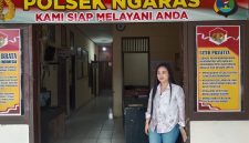 Winda Binti Rohman usai membuat laporan pengaduan di Polsek Ngaras, Kabupaten Pesisir Barat, Jumat (5/6/2026). Laporan tersebut terkait dugaan penggelapan satu unit telepon genggam yang kini sedang dalam penanganan pihak kepolisian.