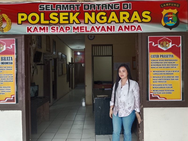 Winda Binti Rohman usai membuat laporan pengaduan di Polsek Ngaras, Kabupaten Pesisir Barat, Jumat (5/6/2026). Laporan tersebut terkait dugaan penggelapan satu unit telepon genggam yang kini sedang dalam penanganan pihak kepolisian.