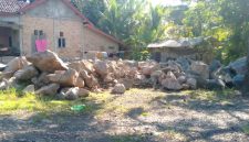 Kondisi lokasi penimbunan material batu di Dusun Bangun Rejo, Kampung Bukit Gemuruh, Way Tuba. Hingga berita ini diterbitkan, status perizinan kegiatan tersebut masih menunggu penjelasan dari pihak terkait. (Foto: Tikampost.id)