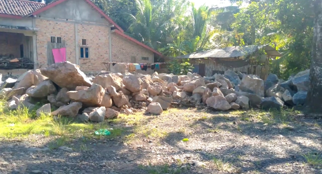Kondisi lokasi penimbunan material batu di Dusun Bangun Rejo, Kampung Bukit Gemuruh, Way Tuba. Hingga berita ini diterbitkan, status perizinan kegiatan tersebut masih menunggu penjelasan dari pihak terkait. (Foto: Tikampost.id)
