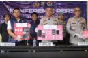 Kapolres Way Kanan AKBP Didik Kurnianto bersama jajaran menunjukkan barang bukti hasil pengungkapan dugaan jaringan peredaran sabu di Way Kanan saat konferensi pers di Mapolres Way Kanan, Sabtu (6/6/2026)