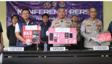 Kapolres Way Kanan AKBP Didik Kurnianto bersama jajaran menunjukkan barang bukti hasil pengungkapan dugaan jaringan peredaran sabu di Way Kanan saat konferensi pers di Mapolres Way Kanan, Sabtu (6/6/2026)