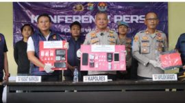Kapolres Way Kanan AKBP Didik Kurnianto bersama jajaran menunjukkan barang bukti hasil pengungkapan dugaan jaringan peredaran sabu di Way Kanan saat konferensi pers di Mapolres Way Kanan, Sabtu (6/6/2026)