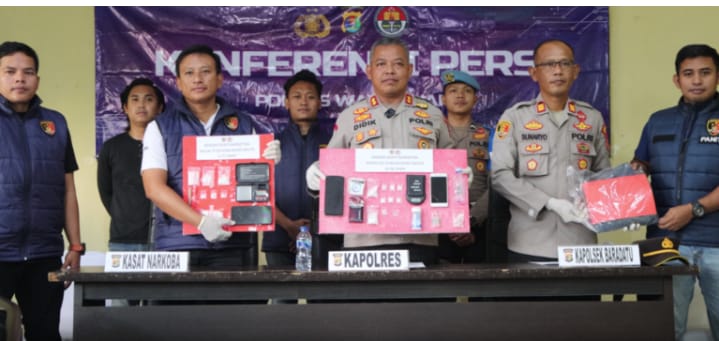 Kapolres Way Kanan AKBP Didik Kurnianto bersama jajaran menunjukkan barang bukti hasil pengungkapan dugaan jaringan peredaran sabu di Way Kanan saat konferensi pers di Mapolres Way Kanan, Sabtu (6/6/2026)