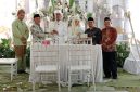 Pasangan pengantin menerima dokumen pernikahan dalam Program Nikah Gratis yang diinisiasi Kepala Kampung Bandar Sari, Tarwani. Program tersebut mencakup pengurusan administrasi nikah hingga penerbitan buku nikah secara gratis bagi warga Kampung Bandar Sari.